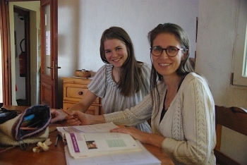 Katja helpt Vanya met haar leerwerk.
