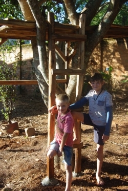 Dani & Siemen bij de boomhut.