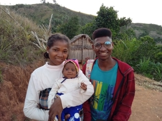 Sambivelo en zijn zus voor zijn huis in Maroamboka